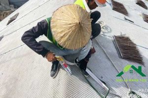 thi công mái lá nhân tạo trên bề mặt bê tông