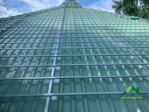 thi công mái lá nhân tạo trên mái tôn