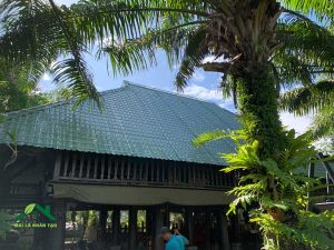 thi công mái lá nhân tạo trên mái tôn