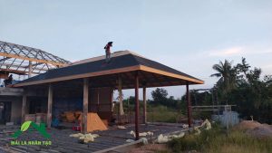 thi công rơm nhân tạo trên hệ mái gỗ, ván dăm OSB