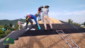 thi công rơm nhân tạo trên hệ mái gỗ, ván dăm OSB