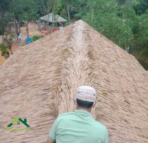 thi công mái lá nhân tạo trên mái tôn